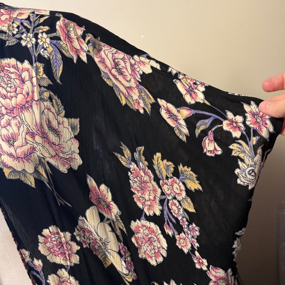 Floral Kimono Cardigan with black background - Picture 4 of 8